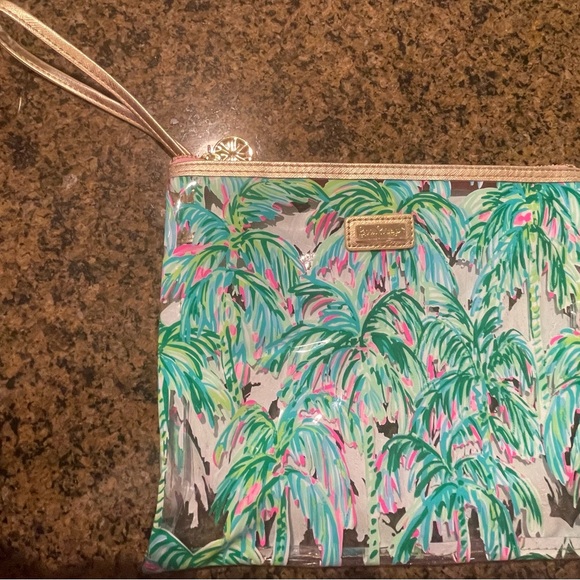 Lilly Pulitzer Handbags - Lilly Pulitzer Water Resistant Green and Pink Palm Wristlet
